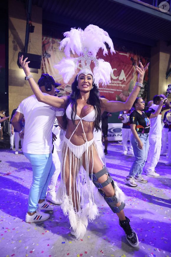 Gracyanne Barbosa sambou com prótese na perna no mini desfile da União da Ilha do Governador na Cidade do Samba