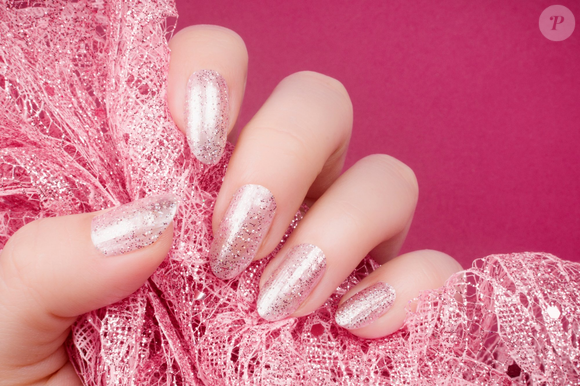 Glitter + unhas barbiecore: que tal apostar no rosa para este Carnaval?