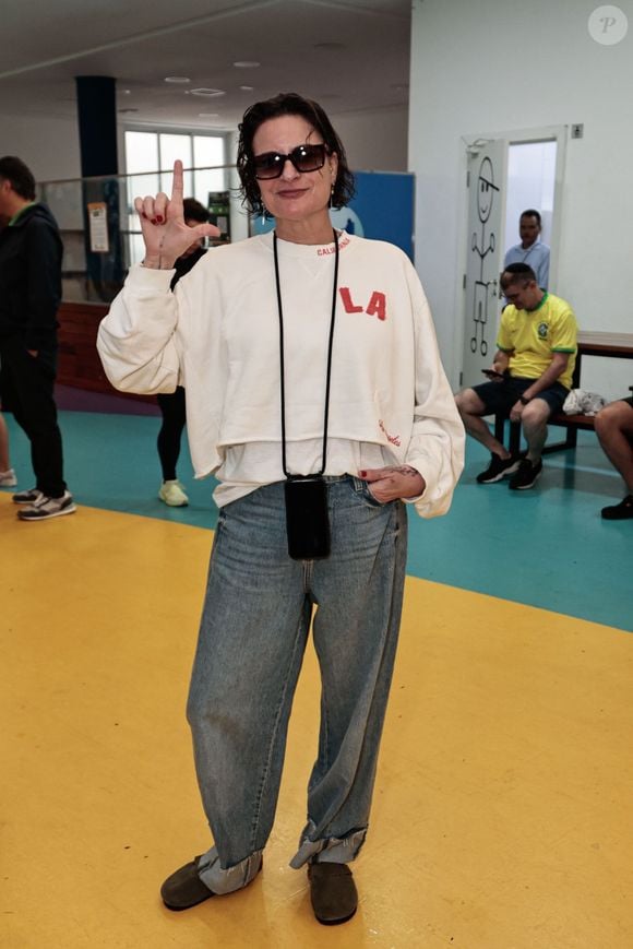 Renata Alvim faz o 'L' para fotógrafos nas eleições presidenciais 2026