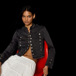 A jaqueta cropped cinza da Bershka virou queridinha entre fãs da estética emo chic e dos visuais inspirados em bandas dos anos 2000. O modelo custa R$ 399,00