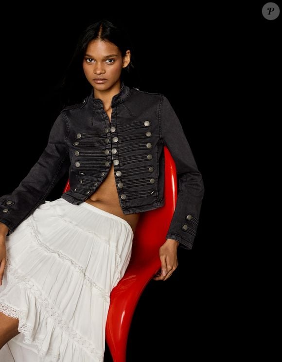 A jaqueta cropped cinza da Bershka virou queridinha entre fãs da estética emo chic e dos visuais inspirados em bandas dos anos 2000. O modelo custa R$ 399,00