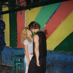 Casal não faz questão de esconder a paixão