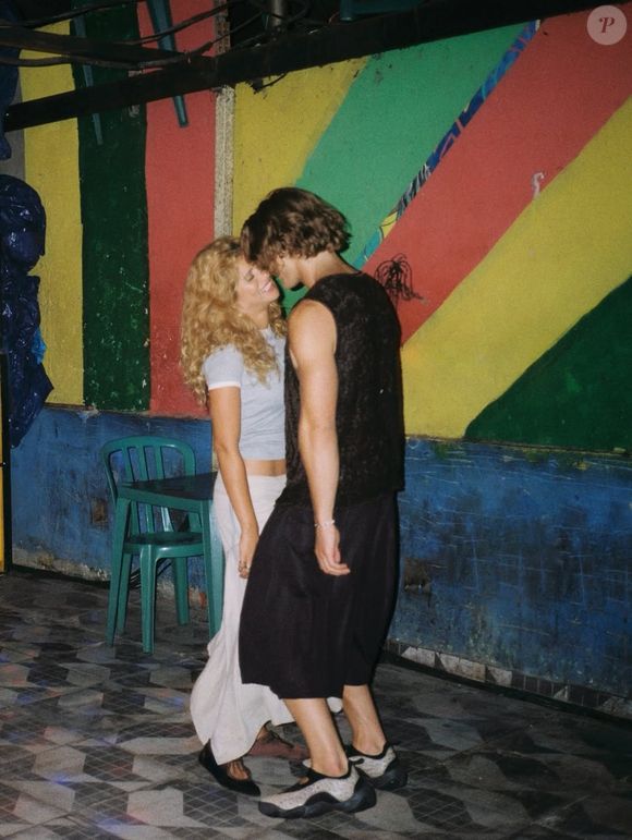 Casal não faz questão de esconder a paixão