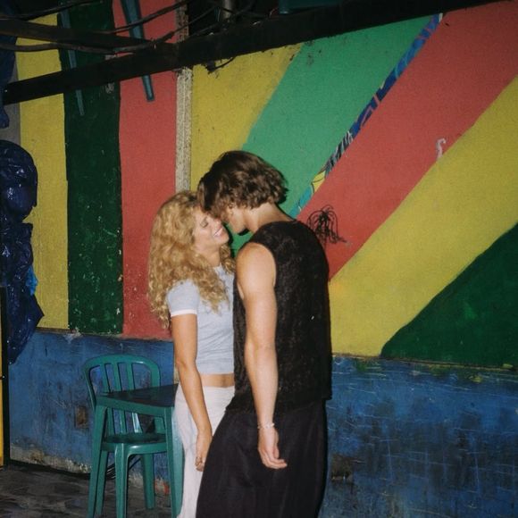 Casal não faz questão de esconder a paixão
