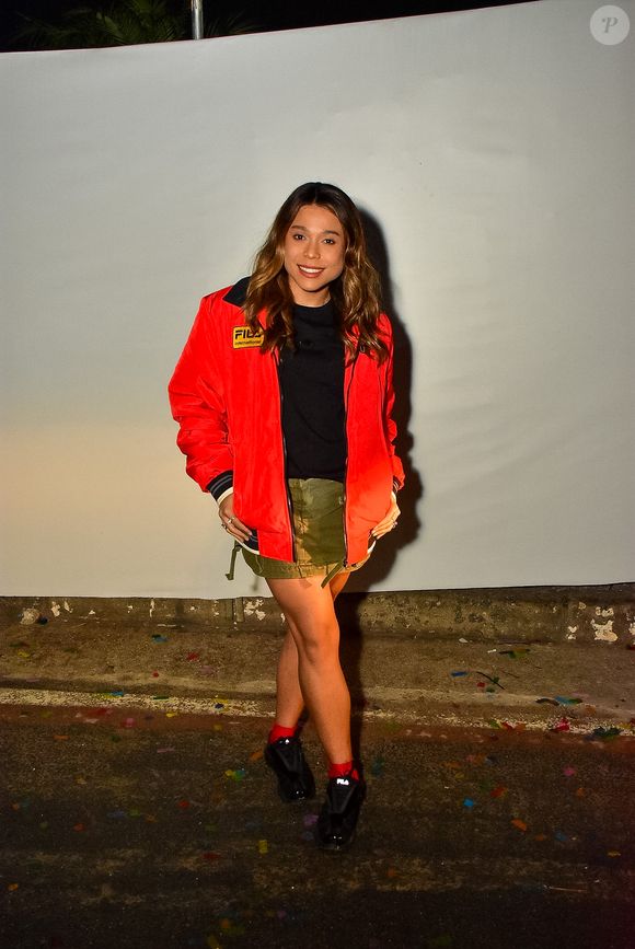 The Town 2025: Blogueirinha curtiu os shows do primeiro dia com uma jaqueta vermelha combinada com saia verde