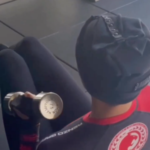 Nas redes sociais, Halle Berry já mostrou os detalhes de sua rotina de treinos, que consta com muitos exercícios de força