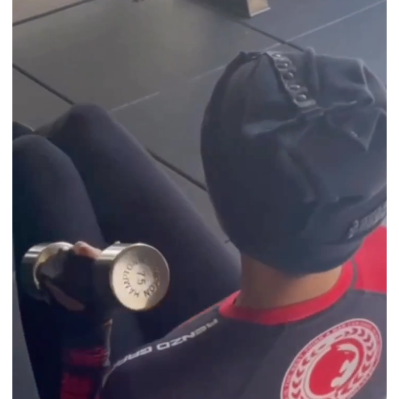 Nas redes sociais, Halle Berry já mostrou os detalhes de sua rotina de treinos, que consta com muitos exercícios de força
