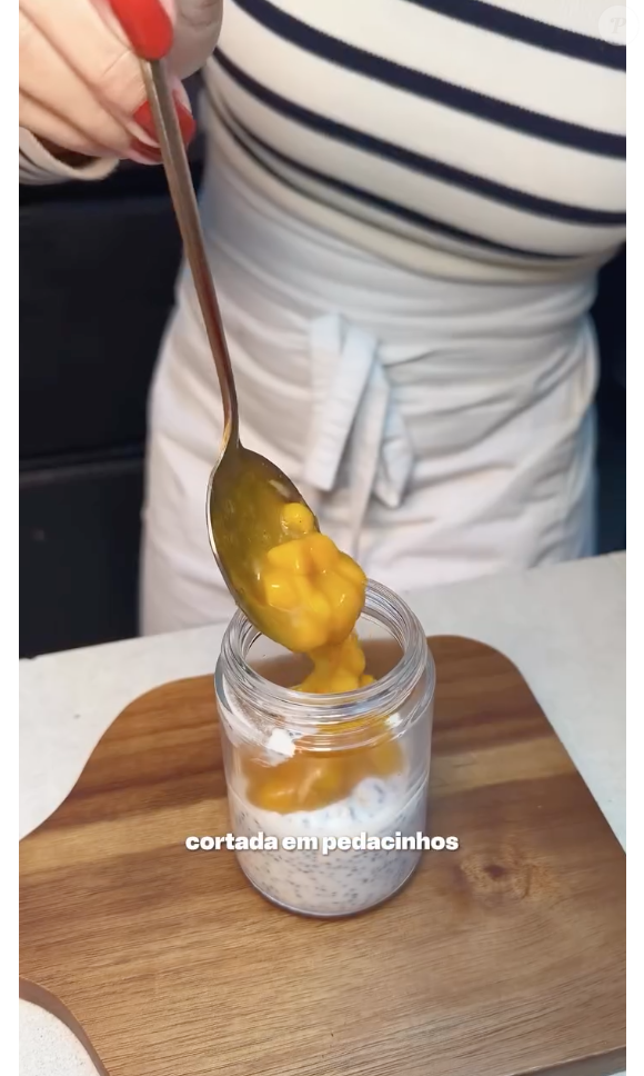 Em seguida, adicione a fruta de sua preferência e faça camadas no pudim