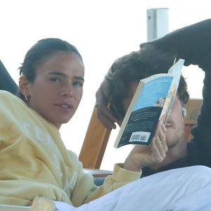 O livro provocativo e transformador sobre fé escolhido por Bruna Marquezine e Shawn Mendes em café da manhã na praia