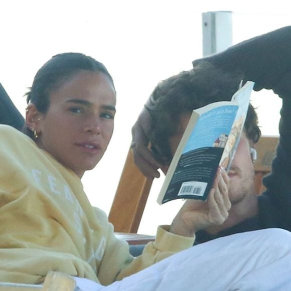 O livro provocativo e transformador sobre fé escolhido por Bruna Marquezine e Shawn Mendes em café da manhã na praia
