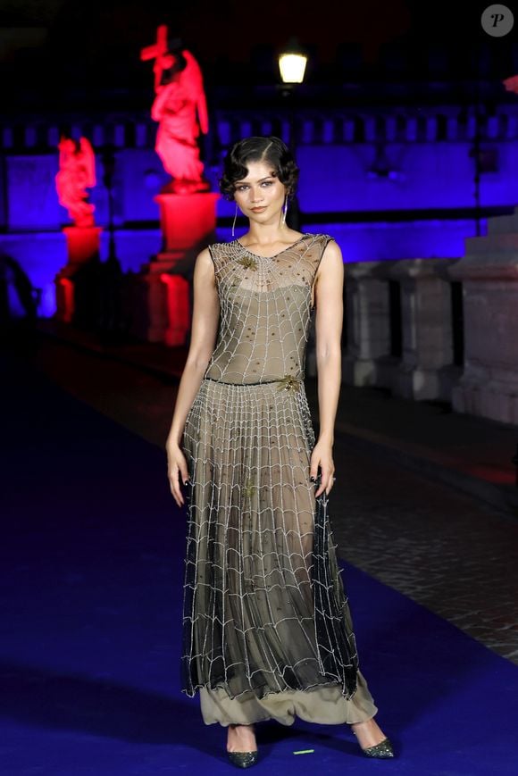 Com estética vintage e detalhes brilhantes, o vestido Giorgio Armani escolhido por Zendaya criou uma verdadeira teia de luxo no tapete vermelho em Roma