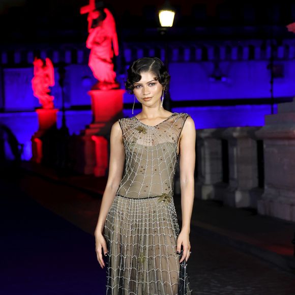 Com estética vintage e detalhes brilhantes, o vestido Giorgio Armani escolhido por Zendaya criou uma verdadeira teia de luxo no tapete vermelho em Roma