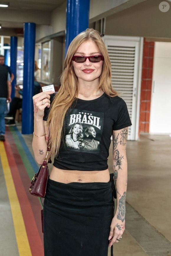 A cantora Luísa Sonza vota com uma blusa de Erika Hilton e Ana Elisa após segundo turno das eleições 2026