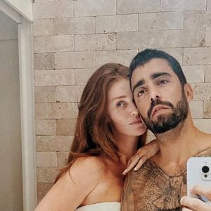 Pedro Scooby negou que traição ou desrespeito tenham provocado o fim de seu casamento com Cintia Dicker. Segundo informações da coluna de Lucas Pasin, do Metrópoles, o surfista pediu respeito ao momento vivido pelo ex-casal: 'não houve traição, nem desrespeito! Muito pelo contrário!'