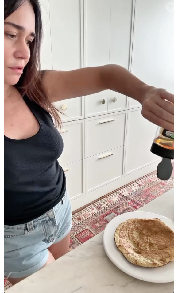 Para complementar a receita, a atriz dá mais um toque de canela em pó e acrescenta um pouco de mel
