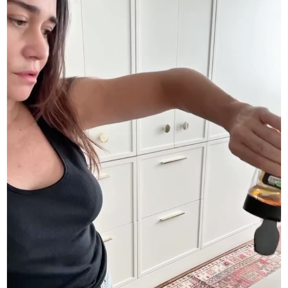 Para complementar a receita, a atriz dá mais um toque de canela em pó e acrescenta um pouco de mel