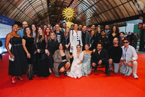 Bella Campos junto da equipe de 'Cinco Tipos de Medo', de Bruno Bini
