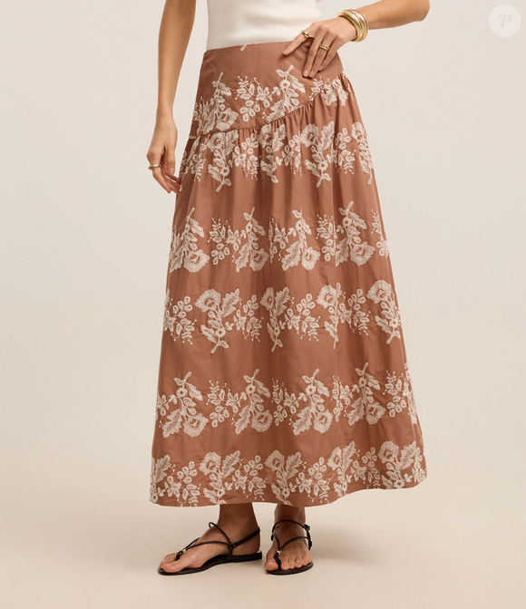 Com modelagem evasê e tecido de voal, a Saia Boho da Renner aposta nos bordados de folhagem para reforçar o lado romântico da tendência. Por R$ 95,90, pode ser combinada com uma blusa mais ajustada para equilibrar as proporções