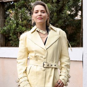 Atriz Letícia Colin, a Zélia de 'Garota do Momento', presente no pre-wedding de Giovanna Lancellotti e Gabriel David.