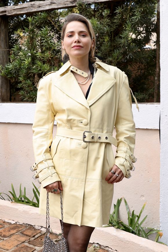 Atriz Letícia Colin, a Zélia de 'Garota do Momento', presente no pre-wedding de Giovanna Lancellotti e Gabriel David.