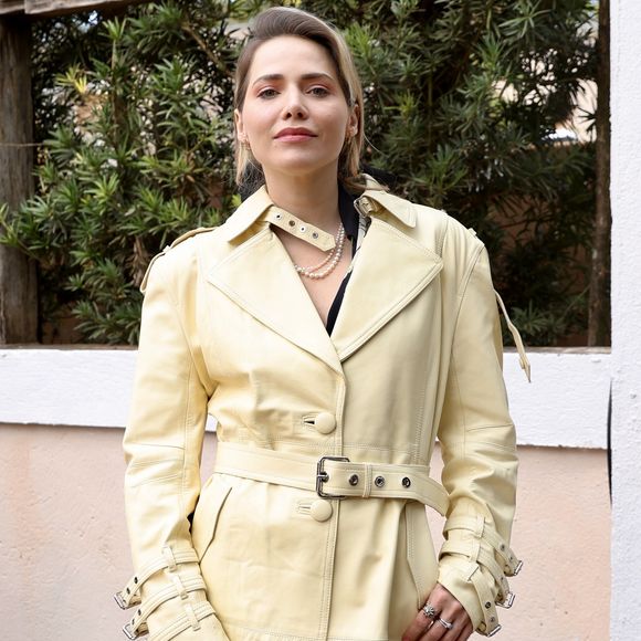 Atriz Letícia Colin, a Zélia de 'Garota do Momento', presente no pre-wedding de Giovanna Lancellotti e Gabriel David.