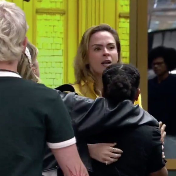 Segundo a web, a Veterana teria quebrado uma regra onde seria proibido danificar objetos pessoais de outros participantes no reality show, o que poderia acarretar em desclassificação