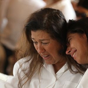 No velório de Preta Gil, Regina Casé teve a companhia da filha, Benedita Casé