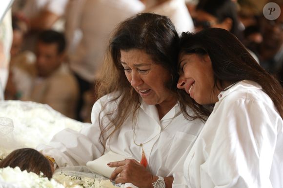 No velório de Preta Gil, Regina Casé teve a companhia da filha, Benedita Casé