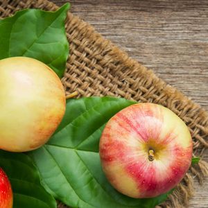 Estudos indicam que a maçã alivia sintomas de gastrite e úlcera, além de ser uma aliada do intestino, combatendo a prisão de ventre