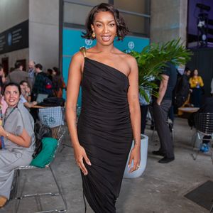 Fugindo do corpcore, a cantora Iza surgiu deslumbrante, trazendo uma proposta que flerta com o minimalismo quiet luxury