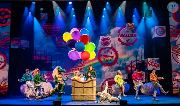 'Espelho Mágico - O musical' transforma décadas de novelas, programas humorísticos, jornalismo, esporte e momentos históricos da televisão brasileira em um espetáculo musical