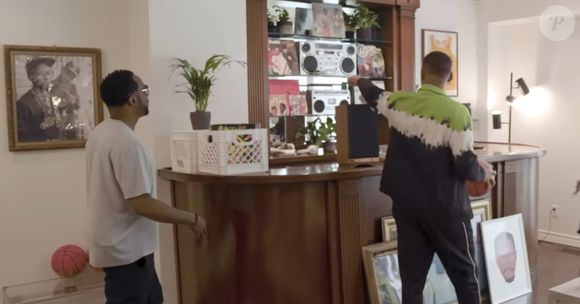 Mansão milionária da série 'Uma Maluco no Pedaço' tem 6 quartos e 7 banheiros - na foto, Will Smith faz um tour pelo imóvel