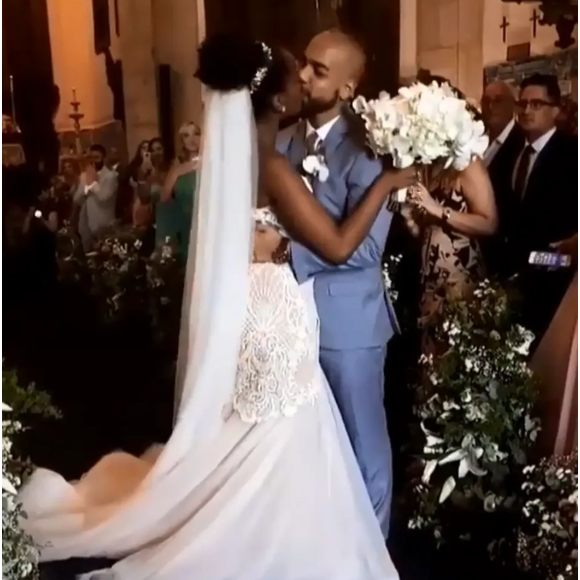 IZA e Sérgio Santos fizeram seus votos hoje na Igreja do Outeiro da Glória  no ano de 2018, mesmo lugar onde ocorrerá casamento da novela 'Vale Tudo'