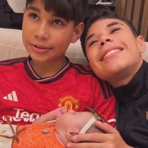 Filhos de Wanessa Camargo posaram com a tia bebê no colo