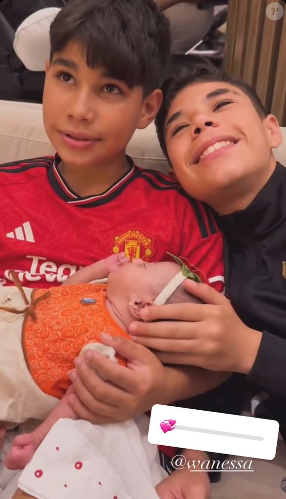 Filhos de Wanessa Camargo posaram com a tia bebê no colo