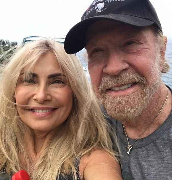 Chuck Norris era casado com Gena O'Kelly, e estavam juntos há 28 anos.
