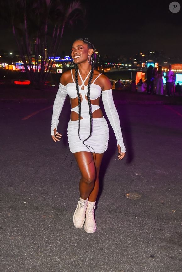 Recortes em vestido de Erika Januza deixaram look da atriz no Lollapalooza mais descontraído e sexy