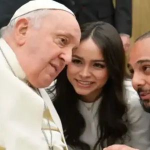 Casal recém-casado pediu conselho ao Papa e recebeu uma lição poderosa sobre amor, brigas e reconciliação.