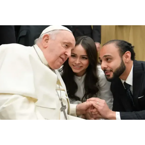 Casal recém-casado pediu conselho ao Papa e recebeu uma lição poderosa sobre amor, brigas e reconciliação.