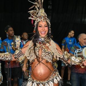 Grávida de oito meses, Sabrina Sato escolhe um figurino com franjas prateadas, búzios pendentes e top estruturado para mais uma noite de samba na Vila Isabel