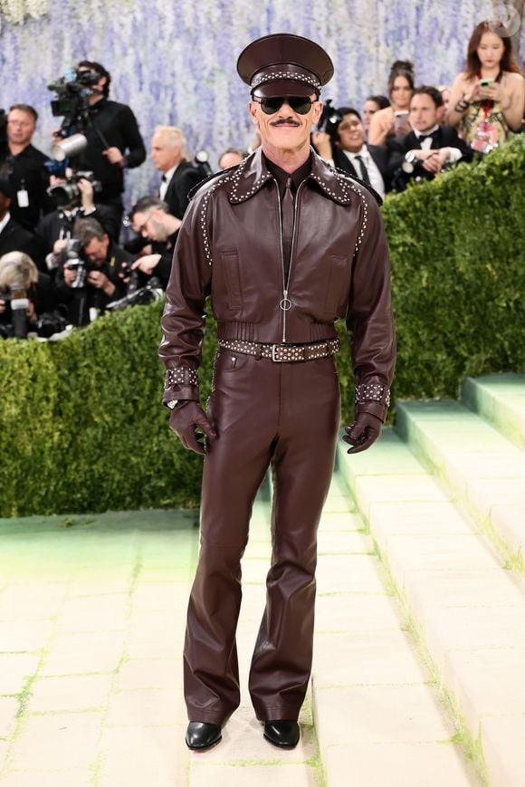 Que sexy! Luke Evans apostou em um look de couro marrom no Met Gala 2026 que lembrou Kake, icônico personagem fictício gay criado por Tom of Finland, em uma produção de forte apelo fetichista
