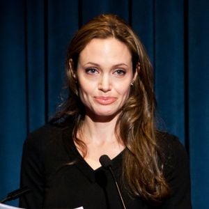 Angelina Jolie também teria feito bichectomia para tirar o aspecto 'redondo' do próprio rosto