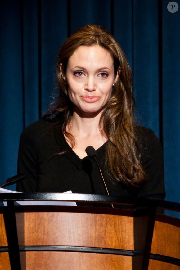 Angelina Jolie também teria feito bichectomia para tirar o aspecto 'redondo' do próprio rosto