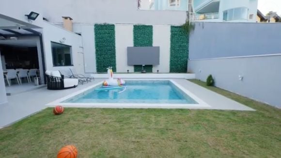 Mansão de Weverton, goleiro do Brasil na Copa 2026, chama atenção por telão de LED na piscina