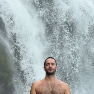 Aos 39 anos, Rainer Cadete mantém uma rotina de cuidados com o corpo e o bem-estar. Em 2023, o ator contou à GQ Brasil que praticava musculação de 3 a 4 vezes por semana