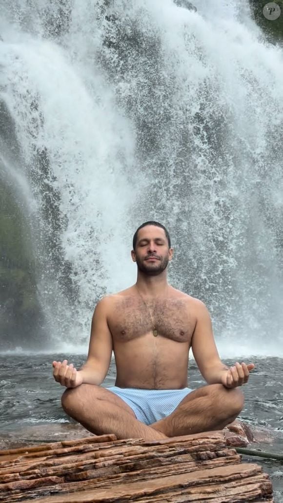 Aos 39 anos, Rainer Cadete mantém uma rotina de cuidados com o corpo e o bem-estar. Em 2023, o ator contou à GQ Brasil que praticava musculação de 3 a 4 vezes por semana