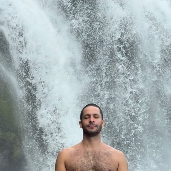 Aos 39 anos, Rainer Cadete mantém uma rotina de cuidados com o corpo e o bem-estar. Em 2023, o ator contou à GQ Brasil que praticava musculação de 3 a 4 vezes por semana