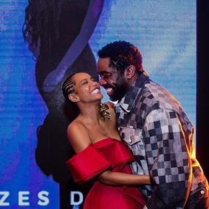 Lázaro Ramos se divertiu na companhia da esposa, Taís Araújo, durante a festa.