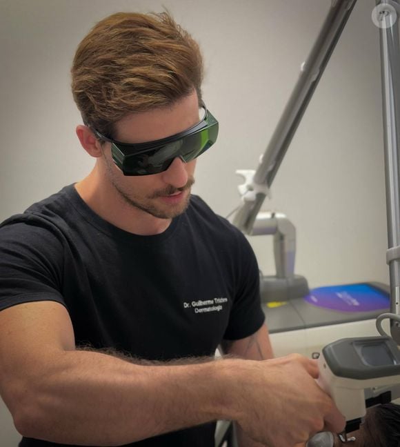 O especialista explica que o laser CO₂ híbrido pode tratar rugas finas, flacidez, fotoenvelhecimento e promover o tensionamento da pele ao redor dos olhos