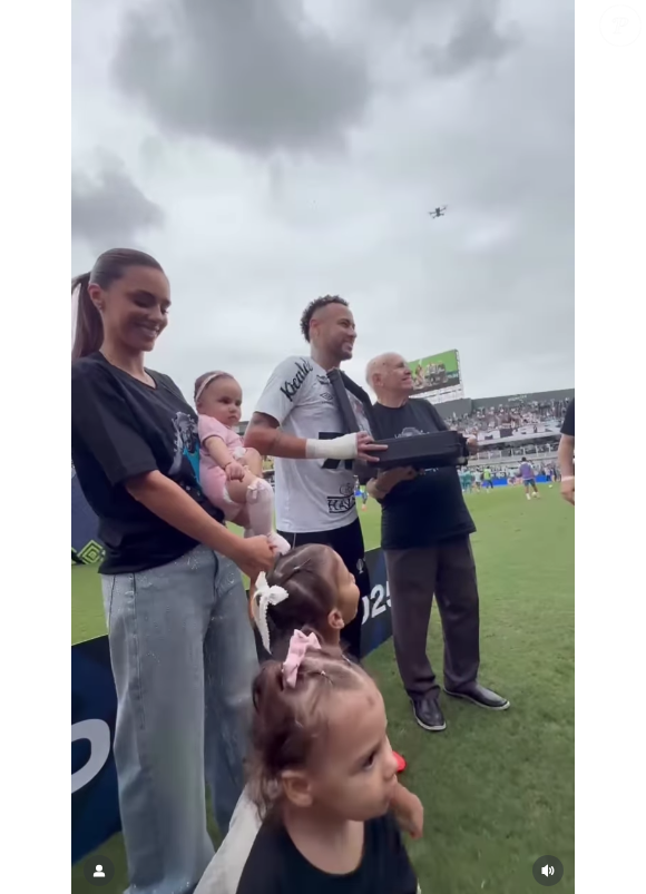 Bruna Biancardi e as filhas de Neymar, Mavie, Mel e Helena, estiveram ao seu lado durante a homenagem recebida por Pepe